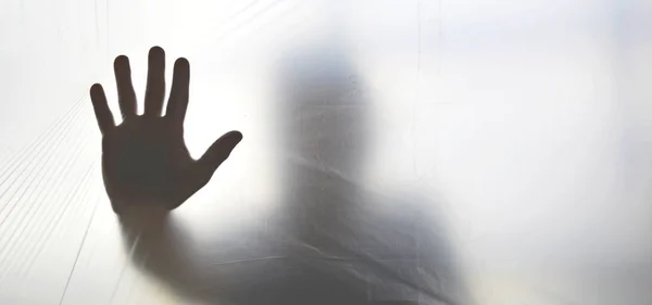 Silhouette Una Mano Fantasma Dietro Plastica Trasparente — Foto Stock