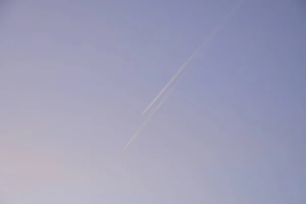 Céu Azul Com Nuvens Brancas Grossas — Fotografia de Stock