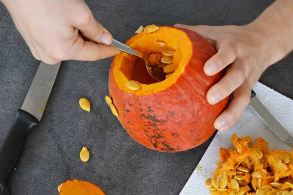 Carving Out Pumpkin Halloween — Stock Photo, Image