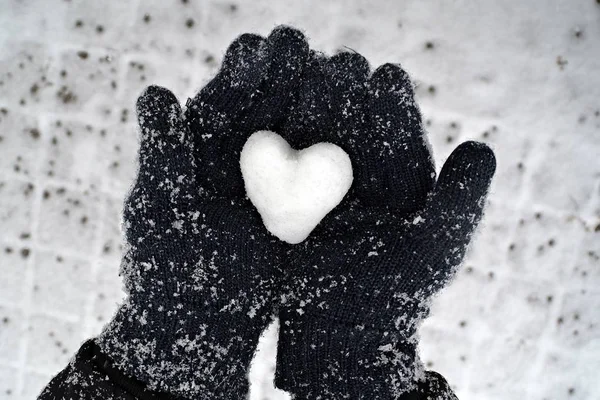 Coeur Neige Dans Les Mains Fermer — Photo