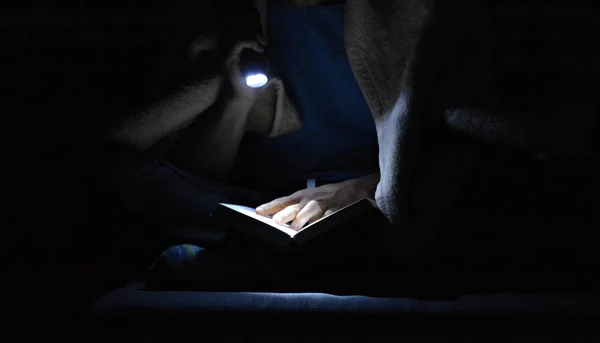 Άνθρωπος Διαβάζει Στο Σκοτάδι — Φωτογραφία Αρχείου