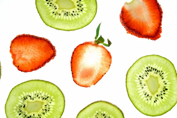 Eine Aufgeschnittene Kiwi Und Eine Aufgeschnittene Erdbeere Liegen Auf Weißem — Stockfoto