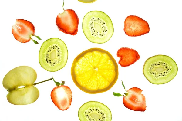 Olika Skivade Frukter Som Apelsin Jordgubbar Och Kiwi Ligger Ljus — Stockfoto