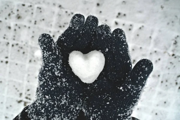 Corazón Nieve Las Manos Cerca — Foto de Stock