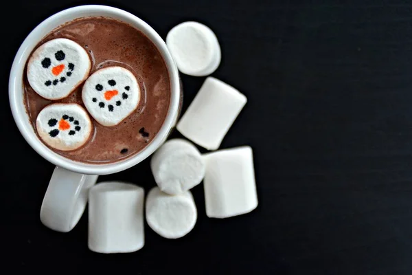 Tasse Voll Kakao Mit Schneemannmarshmallows Darin — Stockfoto