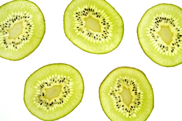 Eine Geschnittene Kiwi Liegt Auf Hellem Hintergrund Durch Die Dünnen — Stockfoto