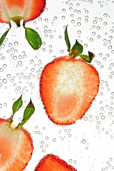Geschnittene Teile Einer Erdbeere Liegen Auf Einem Weißen Hintergrund Der — Stockfoto