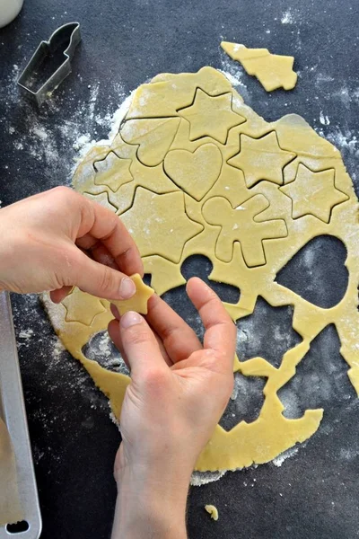 Mani Uomo Che Cuociono Biscotti Pan Zenzero Natale Tavolo — Foto Stock