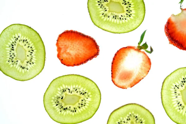Eine Aufgeschnittene Kiwi Und Eine Aufgeschnittene Erdbeere Liegen Auf Weißem — Stockfoto