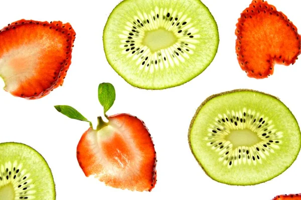 Eine Aufgeschnittene Kiwi Und Eine Aufgeschnittene Erdbeere Liegen Auf Weißem — Stockfoto