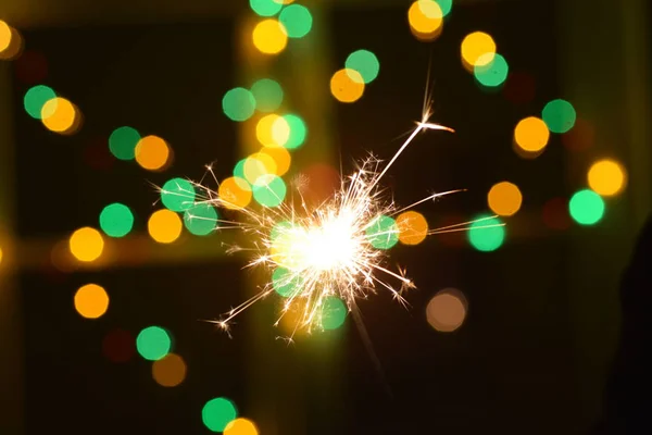 Segurando Sparkler Frente Uma Fada Luzes Coloridas — Fotografia de Stock