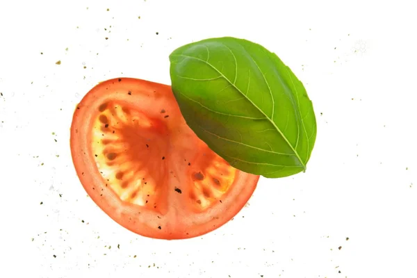 Gesneden Tomaten Stukjes Liggen Met Basilicum Blaadjes Een Witte Heldere — Stockfoto