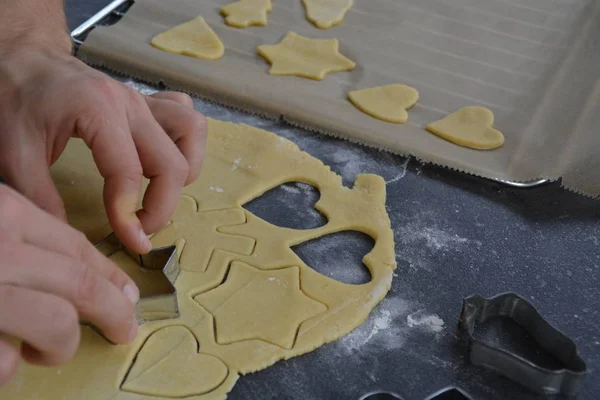 Mani Uomini Che Cuociono Biscotti Pan Zenzero Natale Tavolo — Foto Stock