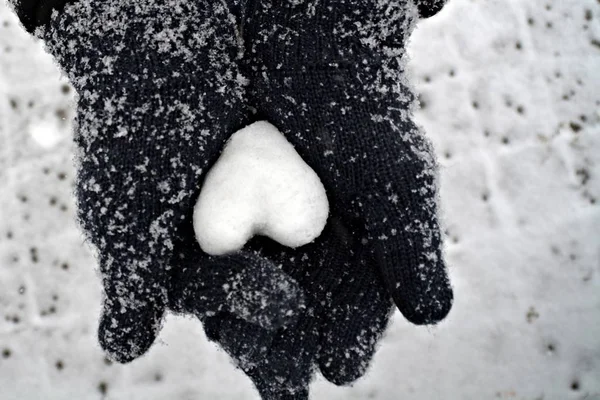 Snow Heart Hands Close — Stock Photo, Image