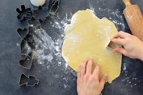 Mani Uomo Che Cuociono Biscotti Pan Zenzero Natale Tavolo — Foto Stock