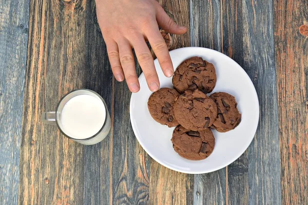 Comer Galletas Beber Leche Cerca Desde Arriba —  Fotos de Stock