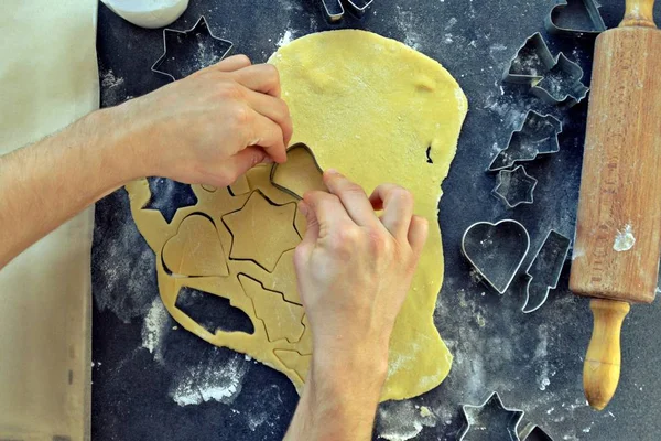 Mani Uomini Che Cuociono Biscotti Pan Zenzero Natale Tavolo — Foto Stock