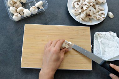 Yakın - Mutfakta dilim mantar 