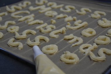 Noel için pişirme Shortbread-hamur ile Merry Christmas yazmak