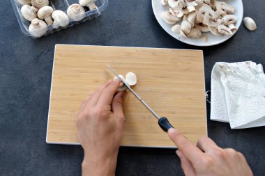 Yakın - Mutfakta dilim mantar 