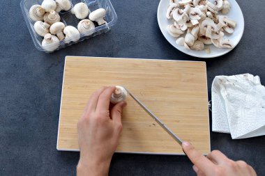 Yakın - Mutfakta dilim mantar 