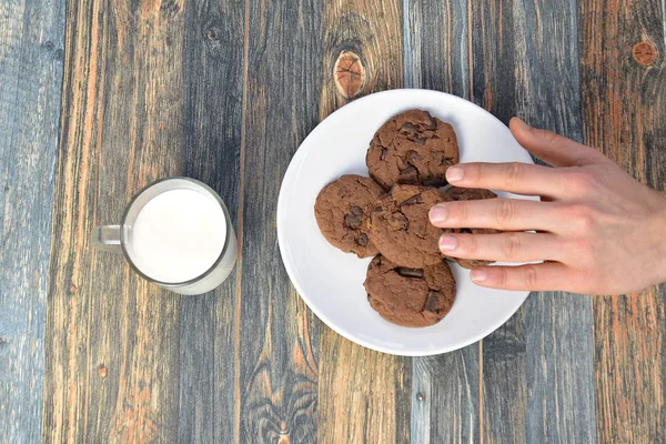 Comer Galletas Beber Leche Cerca Desde Arriba —  Fotos de Stock