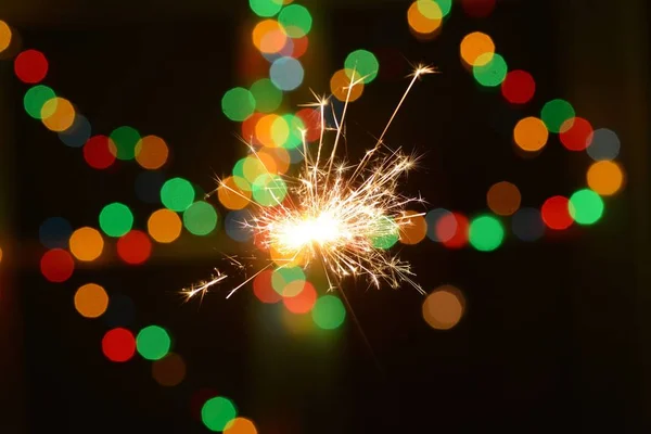 Sosteniendo Bengala Delante Unas Luces Hadas Coloridas —  Fotos de Stock