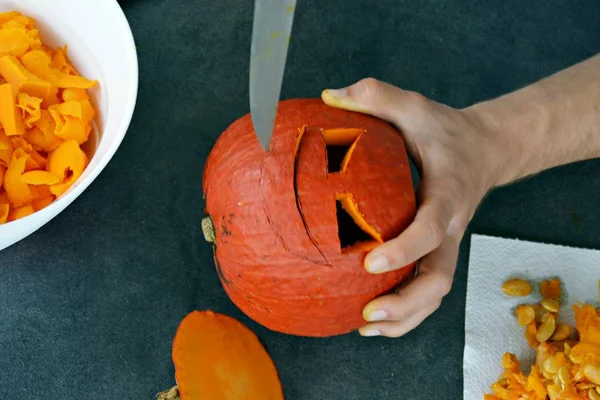 Einen Kürbis Für Halloween Schnitzen — Stockfoto