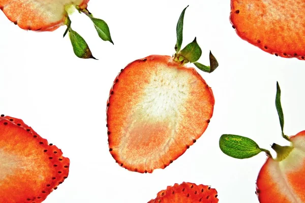 Geschnittene Teile Einer Erdbeere Liegen Auf Einem Weißen Hintergrund Der — Stockfoto