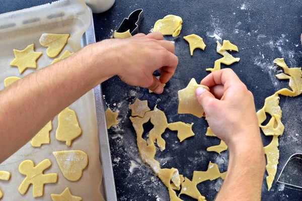 Mani Uomo Che Cuociono Biscotti Pan Zenzero Natale Tavolo — Foto Stock