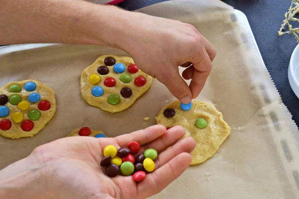 カラフルなお菓子とクッキー — ストック写真