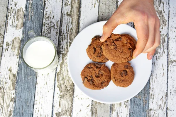 Comer Galletas Beber Leche Cerca Desde Arriba —  Fotos de Stock