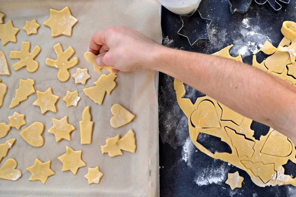 Mani Uomini Che Cuociono Biscotti Pan Zenzero Natale Tavolo — Foto Stock