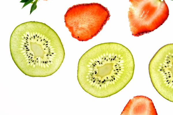 Eine Aufgeschnittene Kiwi Und Eine Aufgeschnittene Erdbeere Liegen Auf Weißem — Stockfoto