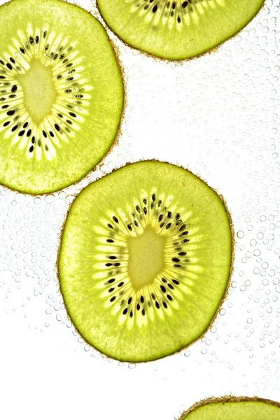 Eine Geschnittene Kiwi Liegt Auf Hellem Hintergrund Durch Die Dünnen — Stockfoto