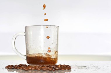 cam içine taze demlenmiş kahve dökün - yakın