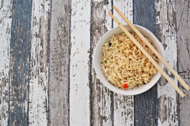 Ahşap bir masada bir kase Içinde Çin anlık şehriye çorbası