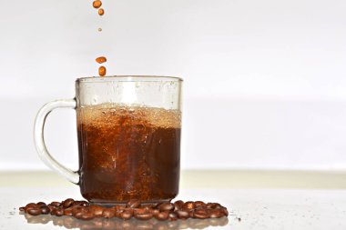 cam içine taze demlenmiş kahve dökün - yakın