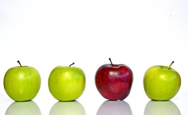 kırmızı ile yeşil elma