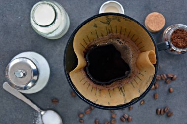  yanında süt ve şeker ile bir fincan kahve 