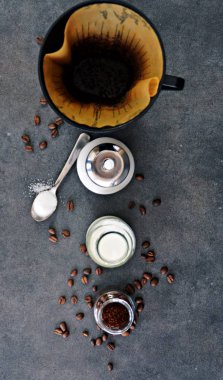  yanında süt ve şeker ile bir fincan kahve 