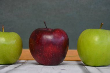 kırmızı ile yeşil elma