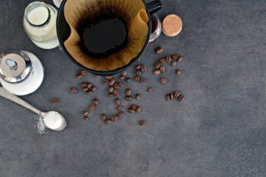  yanında süt ve şeker ile bir fincan kahve 