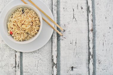 Ahşap bir masada bir kase Içinde Çin anlık şehriye çorbası