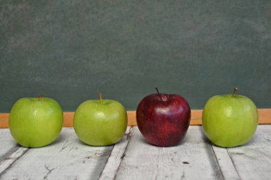 kırmızı ile yeşil elma