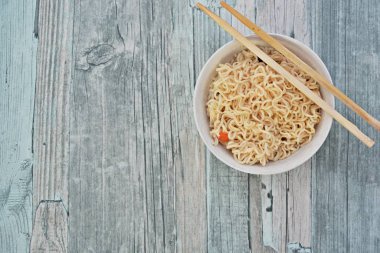 Ahşap bir masada bir kase Içinde Çin anlık şehriye çorbası