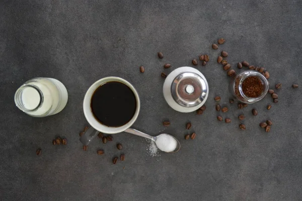 ミルクと砂糖を入れたカップでコーヒーを飲む — ストック写真