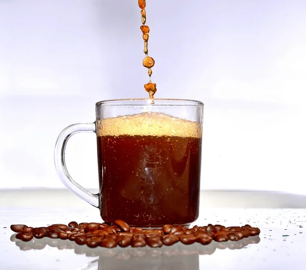 新鮮な淹れたコーヒーをグラスに注ぐ クローズアップ — ストック写真