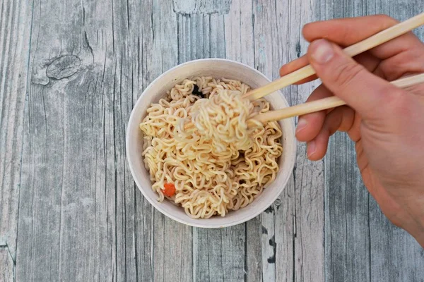 Soupe Nouilles Instantanée Chinoise Dans Bol Sur Une Table Bois — Photo