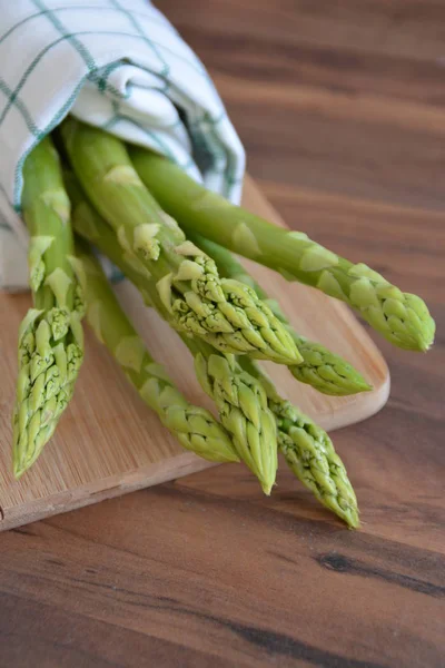 Close Uitzicht Smakelijke Hoop Asperges Bij Keuken Tafel — Stockfoto